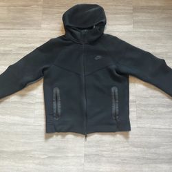 BLACK NIKE TECH FLEECE