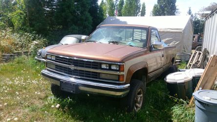 Parting out 1989 Chevy 2500 4X4 no motor transmission good