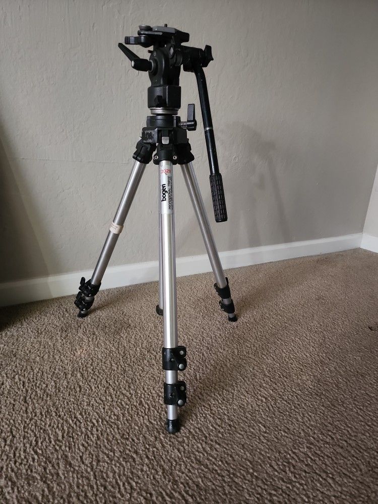 Bogen 3021 Professional Tripod for Sale in Cypress, CA OfferUp