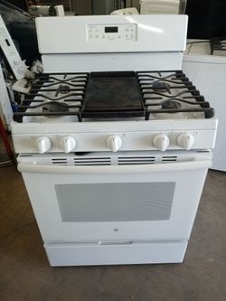 GE white 5-burner gas stove with griddle - Free delivery