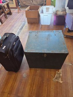 Vintage trunk / locker