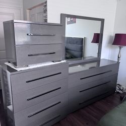 Dresser And Mirror Set 
