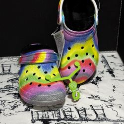 CROCS Tie-Dye Rainbow Clog with Black Fuzzy Lining m4 w6