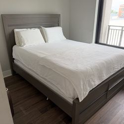 Modern Queen Bed Gray Wood + Luxury Mattress – Excellent Condition