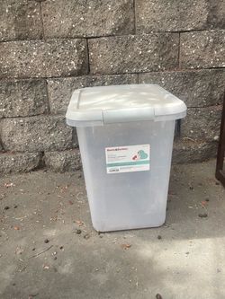 Pet food container