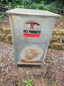 Small animal pet feeder