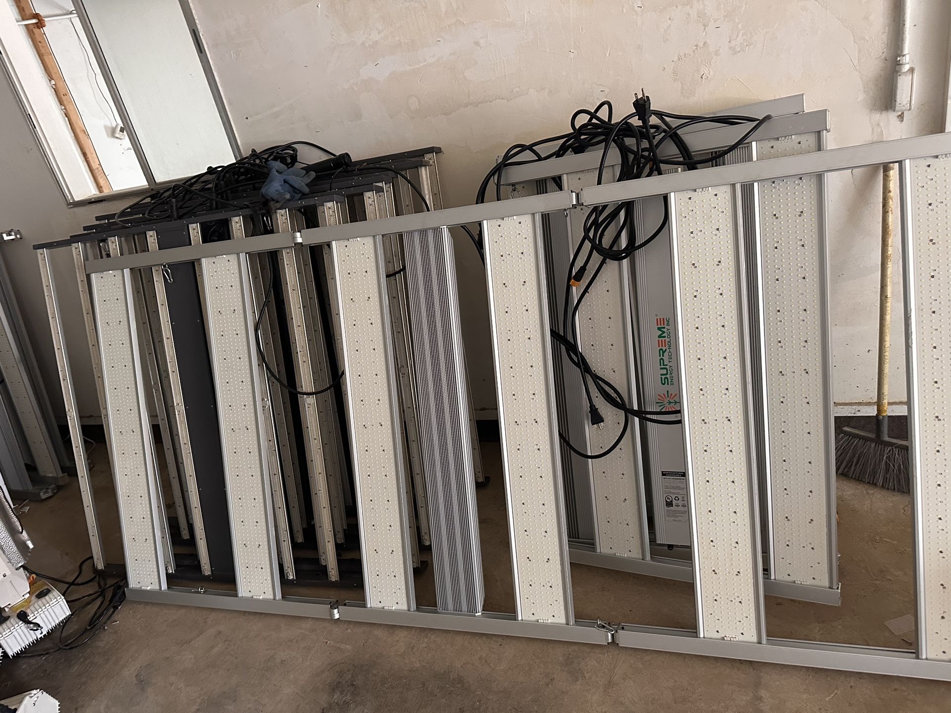 Used LED Grow light & de Humidifier ETC