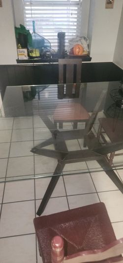 Glass Table / Mesa De Vidrio
