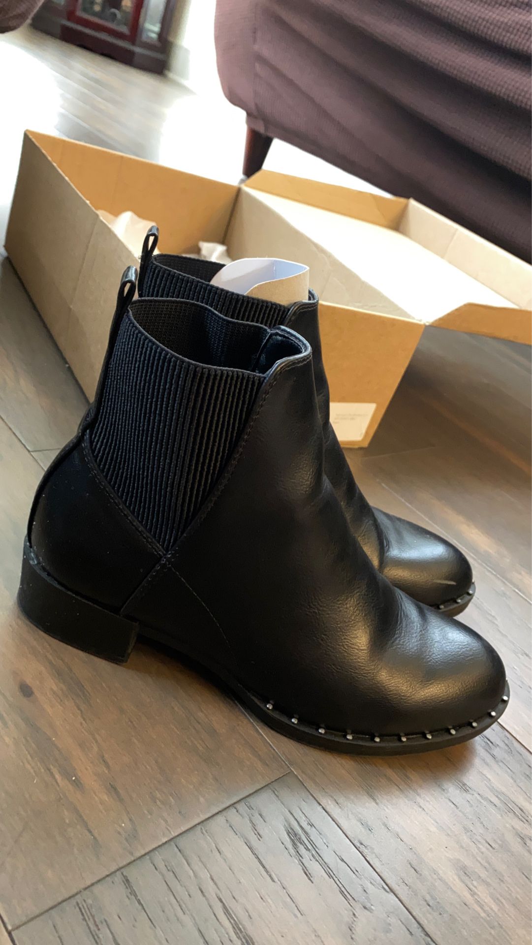 New look flat Chelsea boot with studs in black