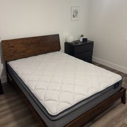 Basically New Mattress / Queen Size 