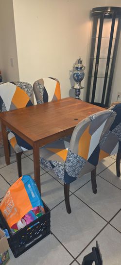 Dinning table 4 chairs
