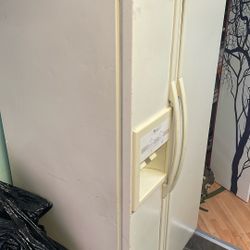 Side-By-Side Refrigerator With Ice And Water Dispenser