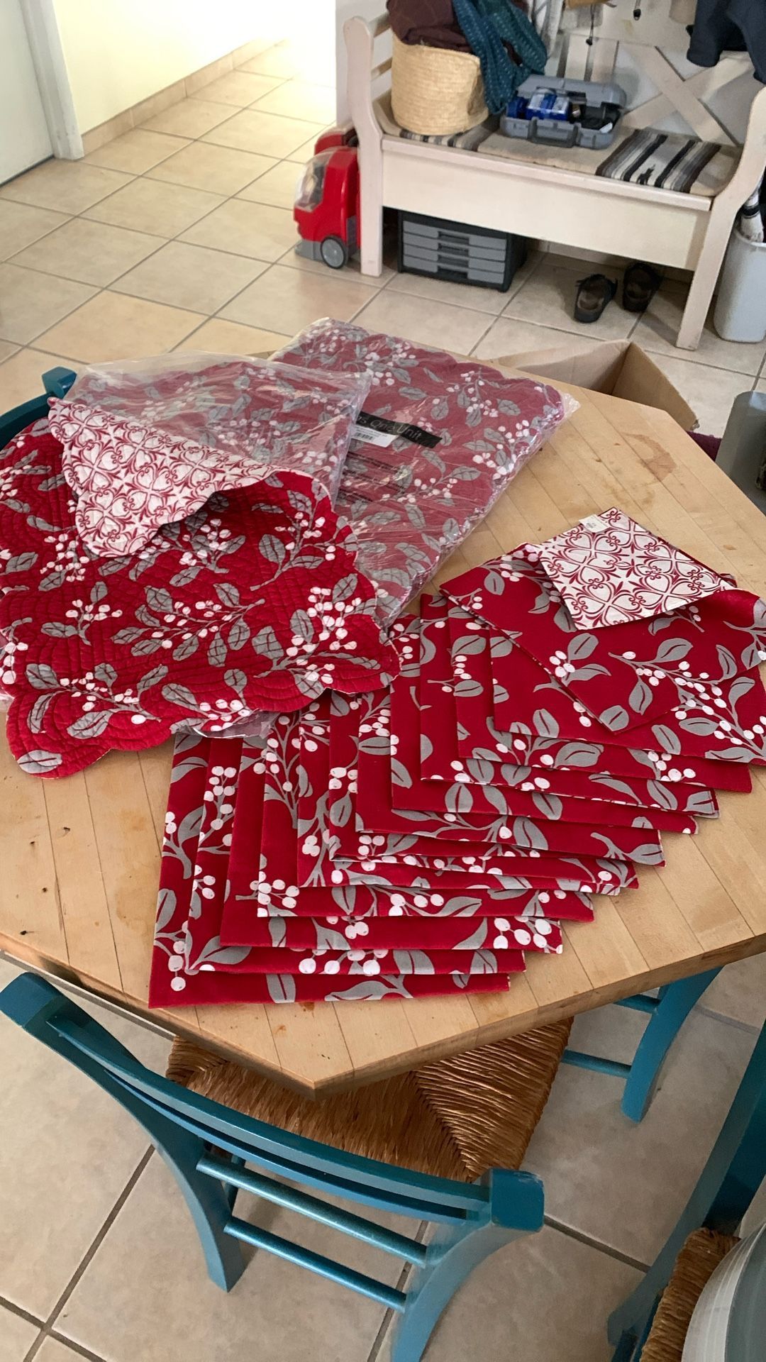 Silver Mistletoe placemats and napkins