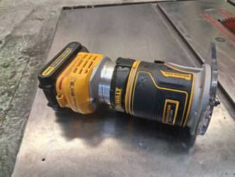 DeWalt router used twice/like new/ with battery