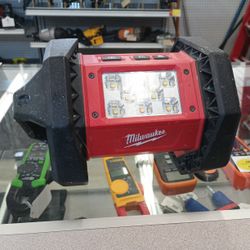 Milwaukee floor light 