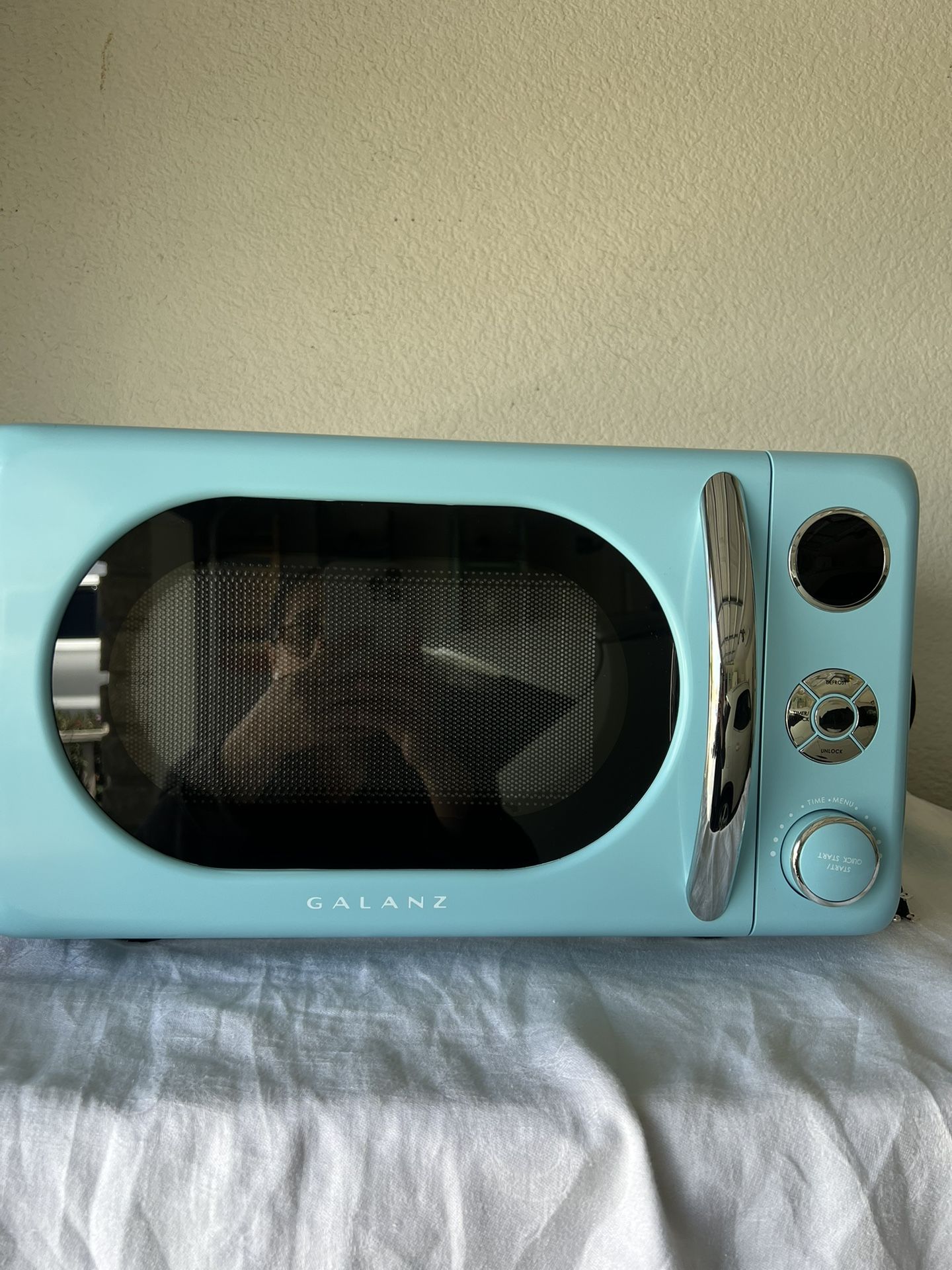 Galanz 0.7 Cb Ft Blue Retro Countertop Microwave