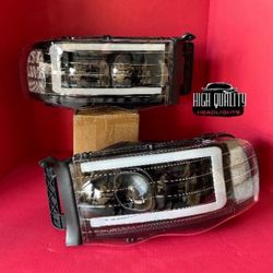 Dodge Ram 2002. 2005 Headlight.
