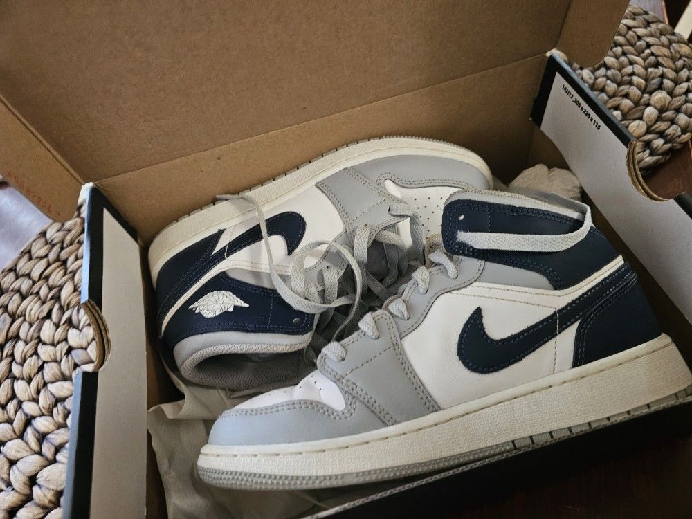 Jordan Air 1 Mid Junior Size 5Y