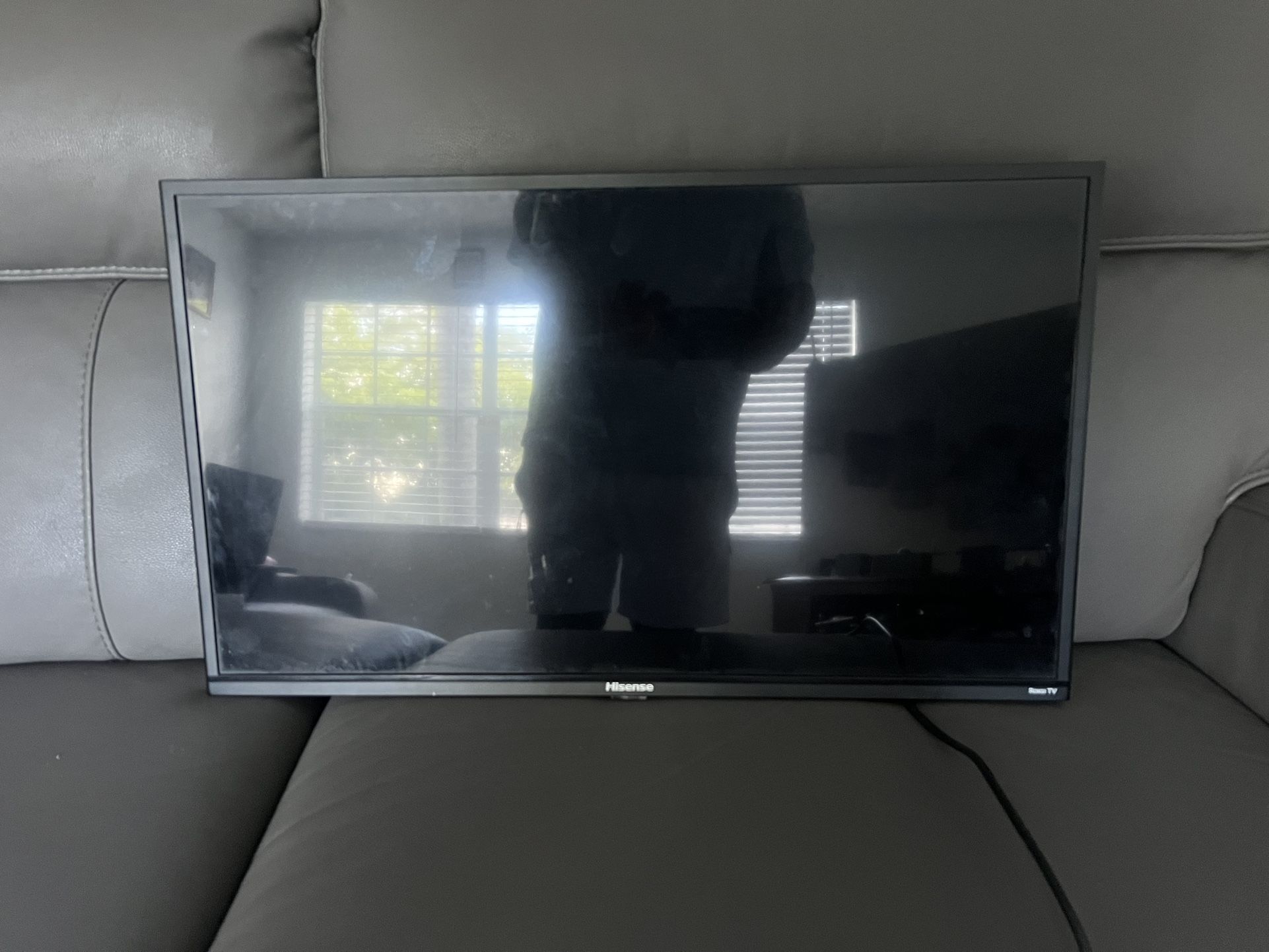 32 Inch Roku Smart TV With Swivel TV Wall Mount