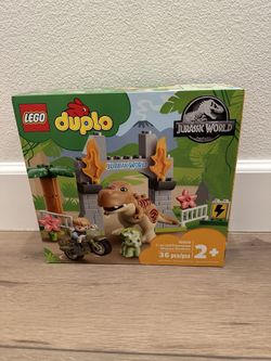 Lego 10939 Duplo Jurassic World  T Rex And Triceratops Dinosaur Breakout NISB