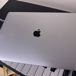 MacBook Pro 15-inch (2018) – 2.6GHz i7 / 16GB RAM / 512GB SSD – Excellent Condition