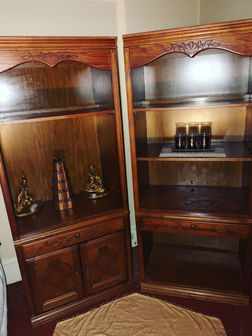 ❗❗ IMMEDIATE MOVING SALE❗❗2 WOODEN SHELF'S/BOOKCASES