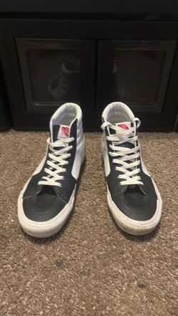 Black and white vans. It says M’5 9