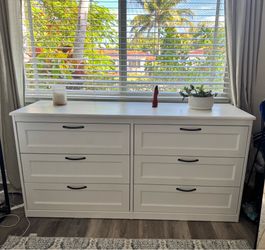 Chest of drawers