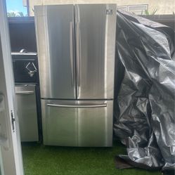 * LIKE NEW* SAMSUNG REFRIGERATOR 