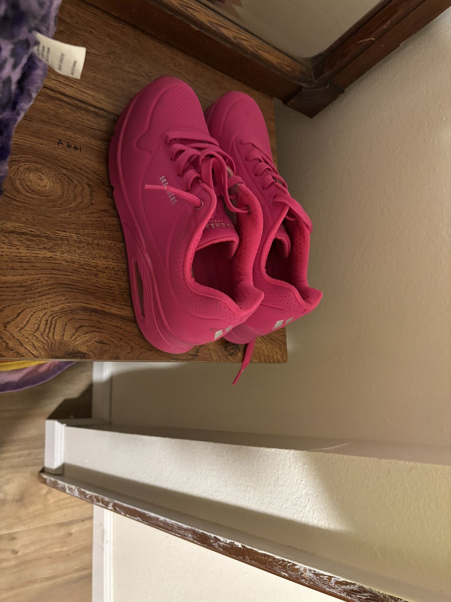 Pink Skechers 81/2 Women’s
