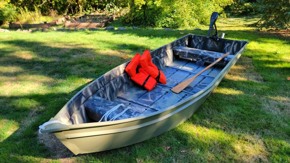 12' SmokerCraft Aluminum Boat With 45lb Thrust MinnKota Electric Motor