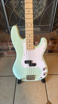 Squire Affinity Precision Bass In Mint condition. Includes Gig Bag and a practice amplifier  👀