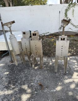 Boat lift pivoting chock bracket