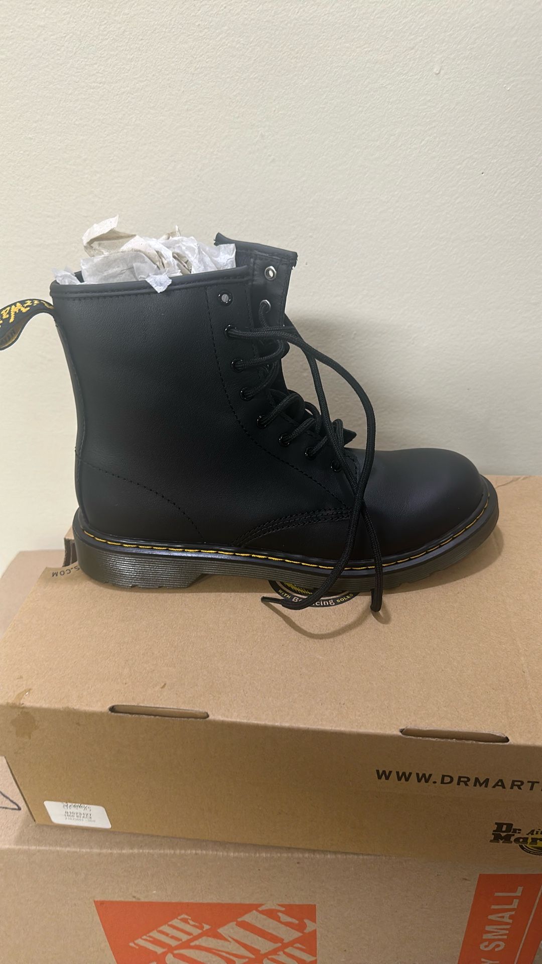 Dr. Martens Kids Size 7 Girls/6 Boys