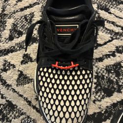 Givenchy size 42/9us