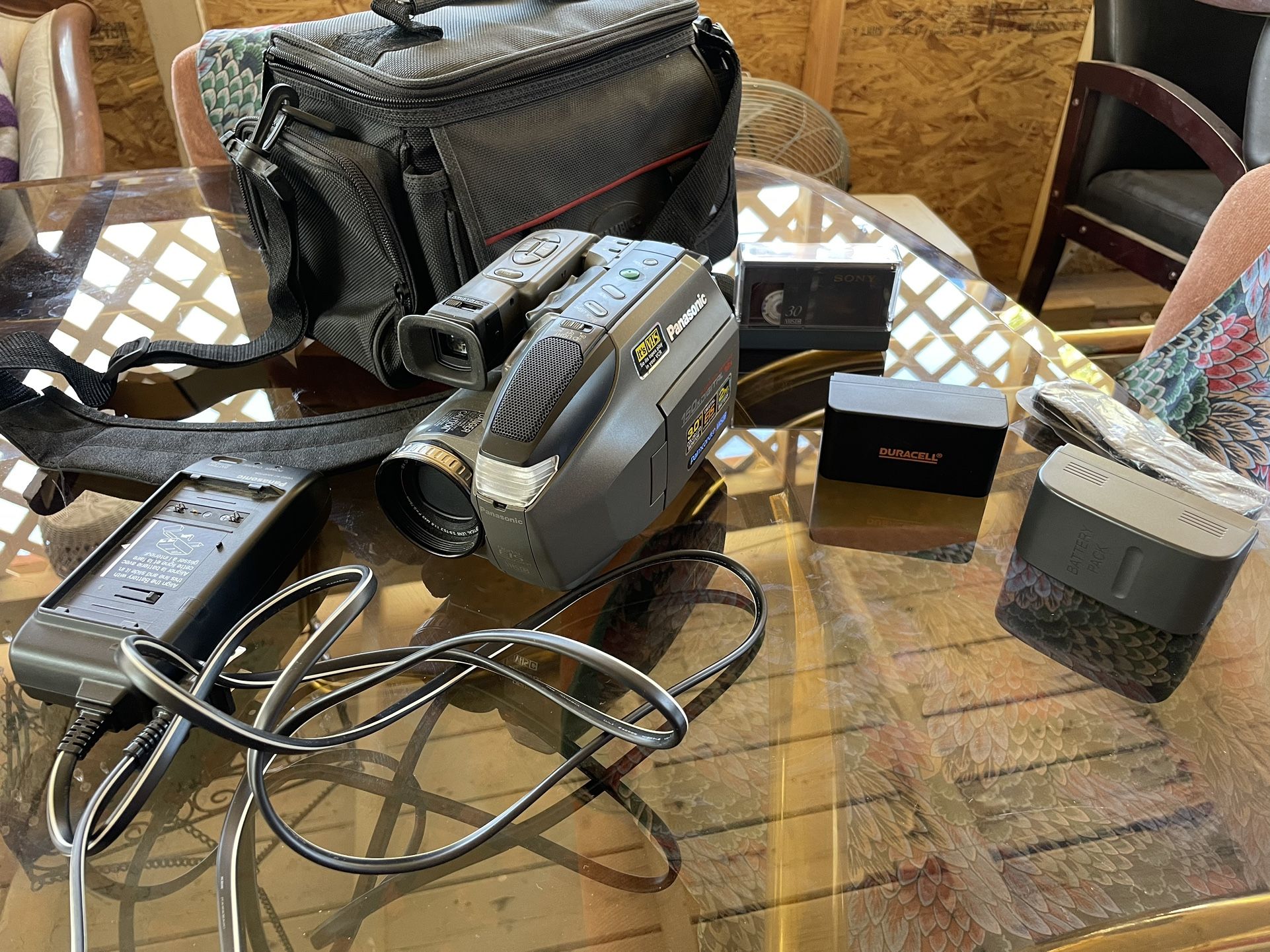 Panasonic PV-D301D Camcorder Palmcorder VHS-C Color with Battery