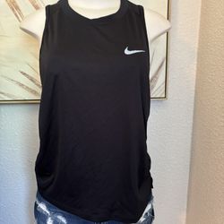 Women’s Medium Nike Top 