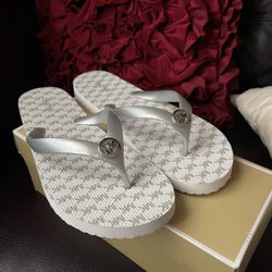 Michael Kors women’s heritage PVC signature 45S2MKFA8Q WHT/Sliver size 11