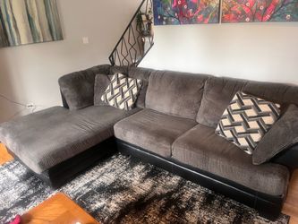 Sectional Sofa w/ Chase