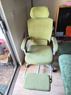 Offfice chair with foot rest