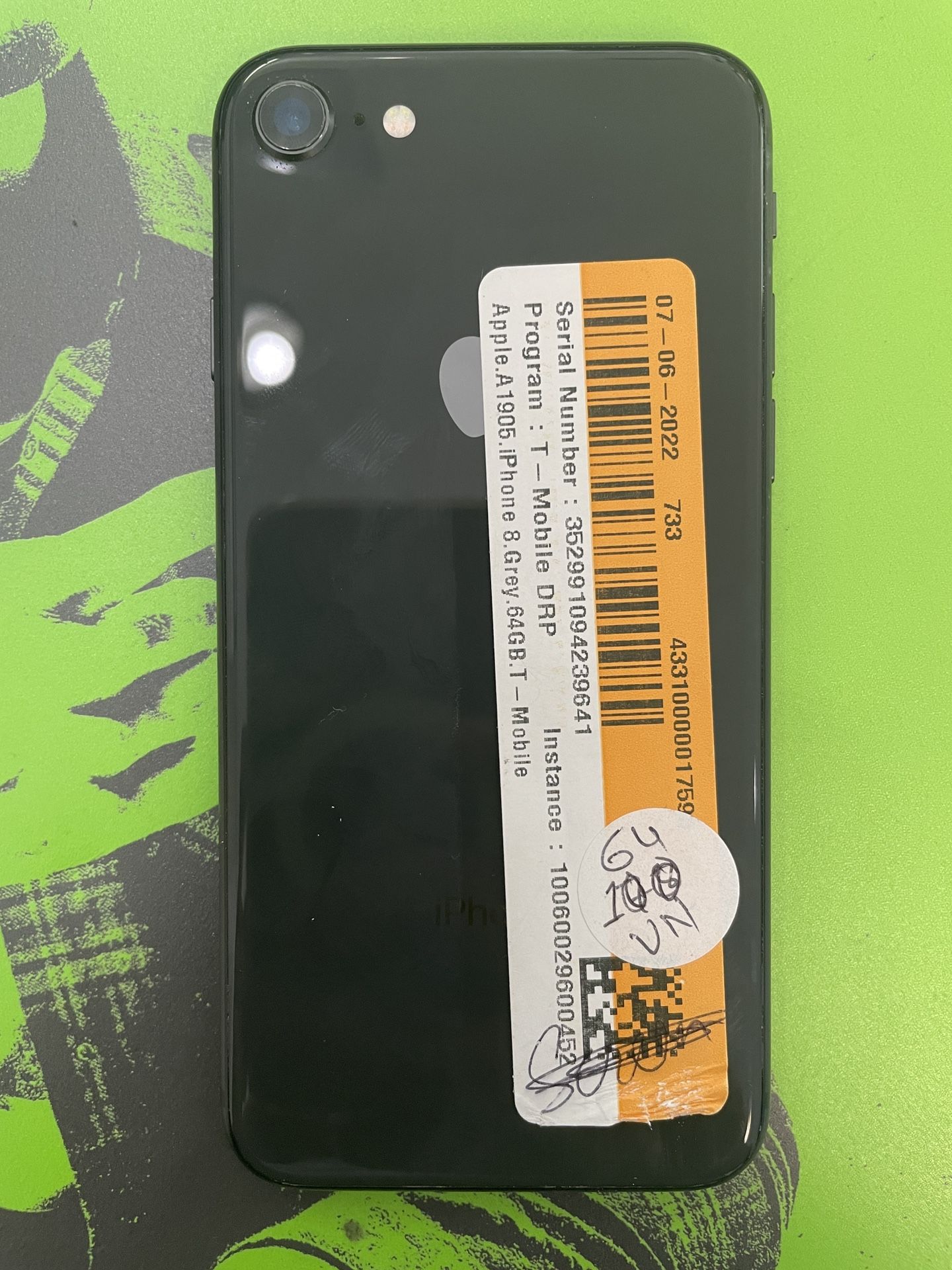 Factory Unlocked Apple iPhone 8 64gb, sold with warranty