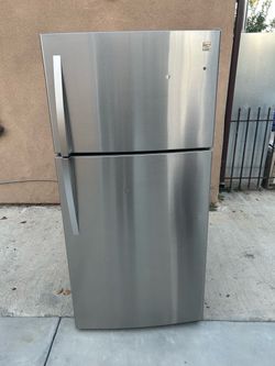 33x33x68 KENMORE Refrigerator Silver 23cuft 3 Months Warranty