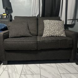 Sofa With 2 Pillows