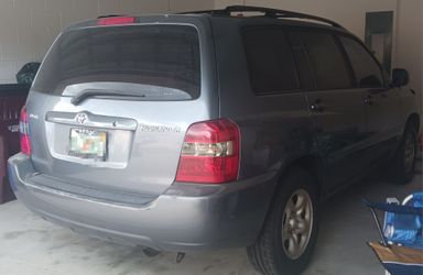 Drive with less digital and more freedom 2005 Toyota Highlander