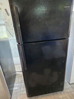 🎊EXCELLENT RUNNING 18 CUBIC FOOT, BLACK FRIDGE🎉. I PUT BRAND NEW GASKETS ON BOTH DOORS THAT WERE  $150. IT COST ME LAST WEEK🤑. THERE'S NO ISSUES WI