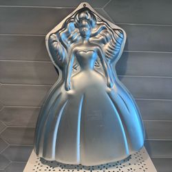 Vintage 1992 Wilton Barbie Aluminum cake pan  15 1/2” t x 11” w x 2” deep
