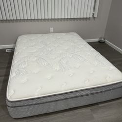 Laura Ashley Plush Top Queen Mattress 
