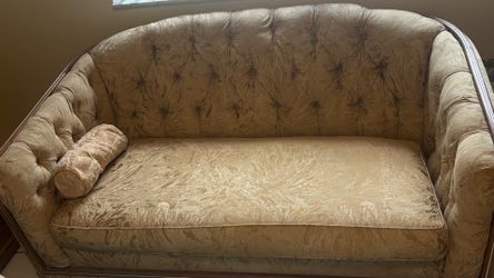 Vintage Tufted Loveseat / Sofa. Hollywood Regency Style Tufted Couch (Excellent Condition)