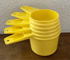 Tupperware measuring cups set