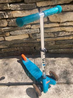 Micro Scooter - Swiss Designed  - Rolls beautifully